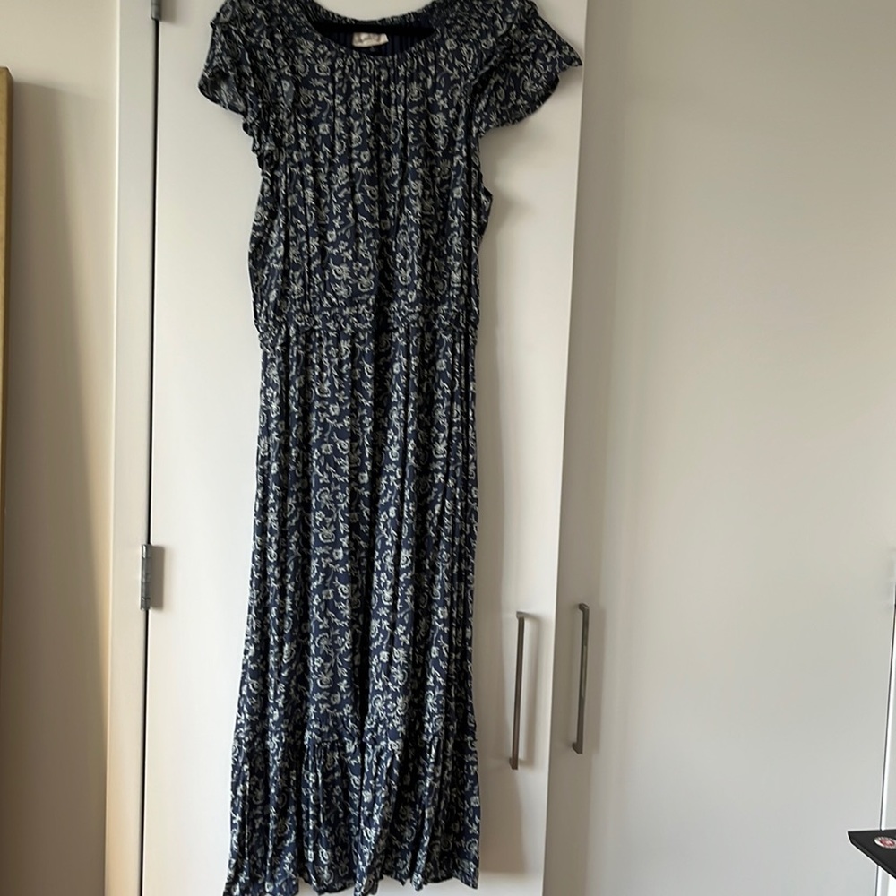 Blue printed midi dress with flowy short sleeves and bottom